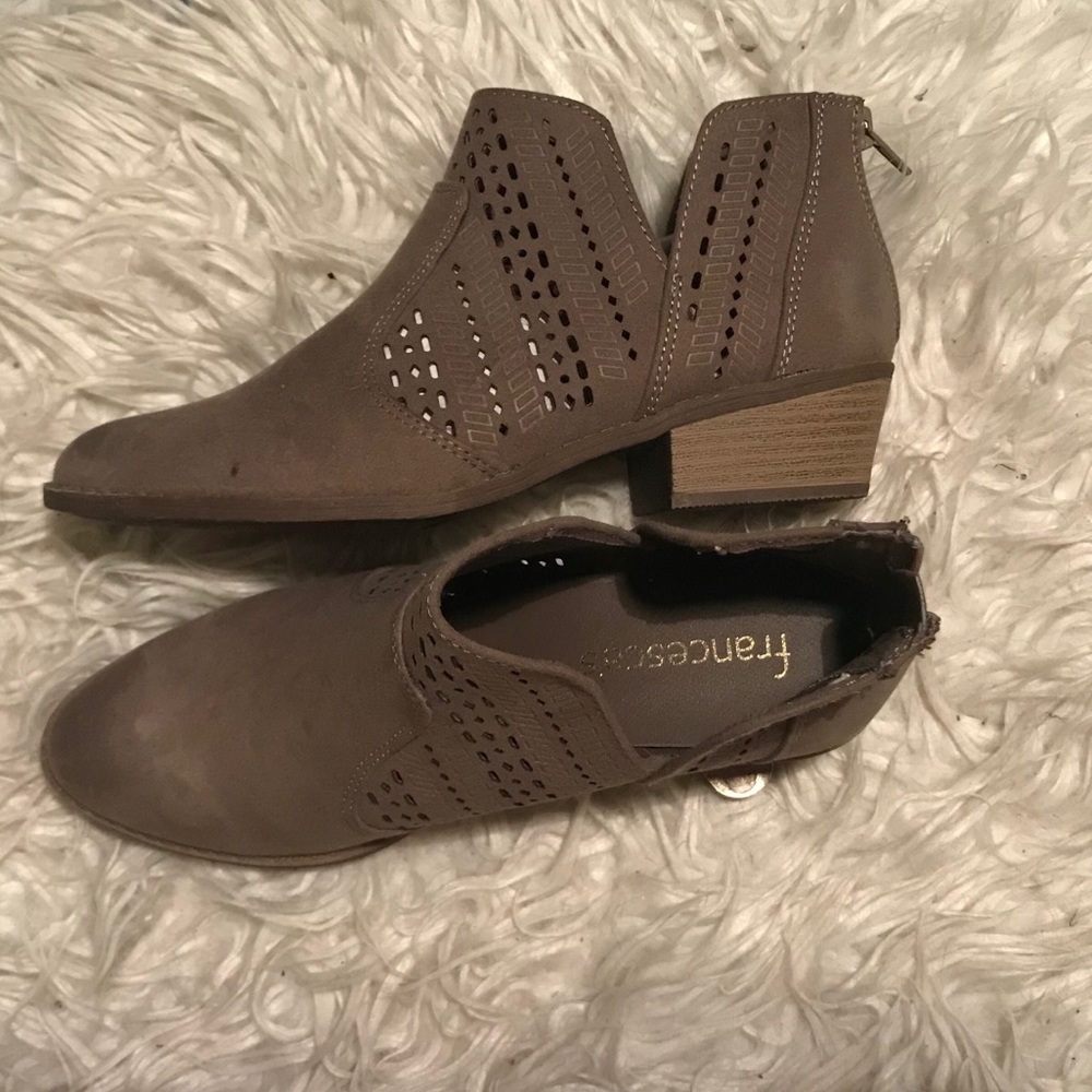 Tolla V chop out bootie TAUPE COLOR